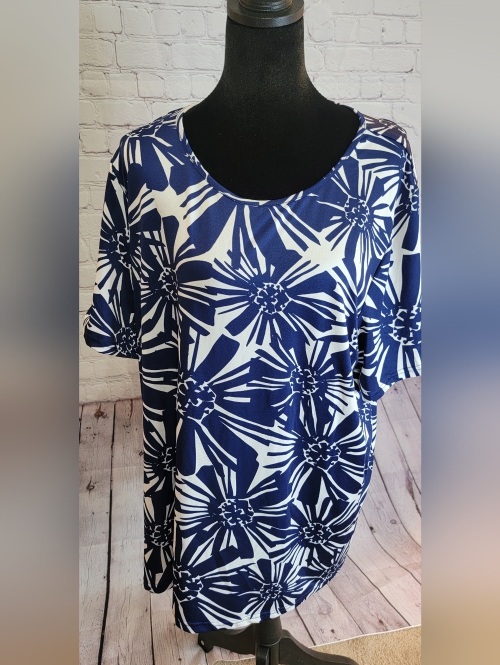 Buckhead Betties Women’s Navy Blue and White Floral Scoop Neck Top XL